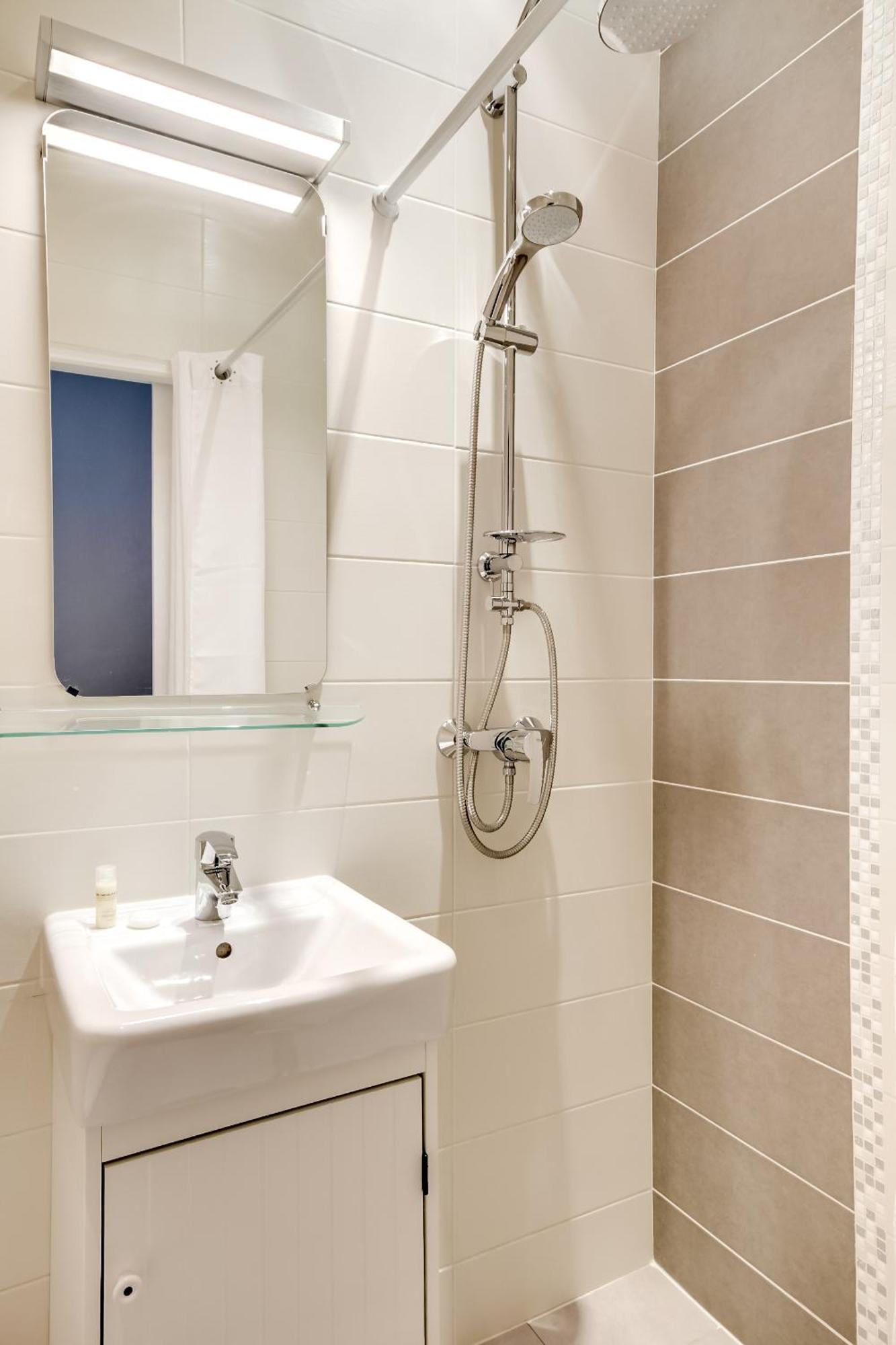 Chambre Simple Climatisée avec Douche
