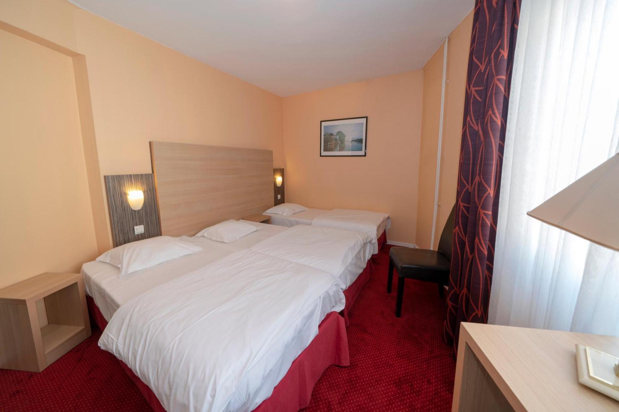 Chambre Triple - Accessible aux Personnes à Mobilité Réduite
