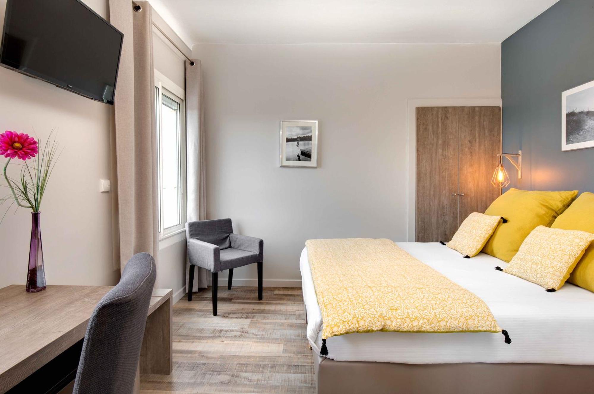 Chambre Double - Vue sur Piscine