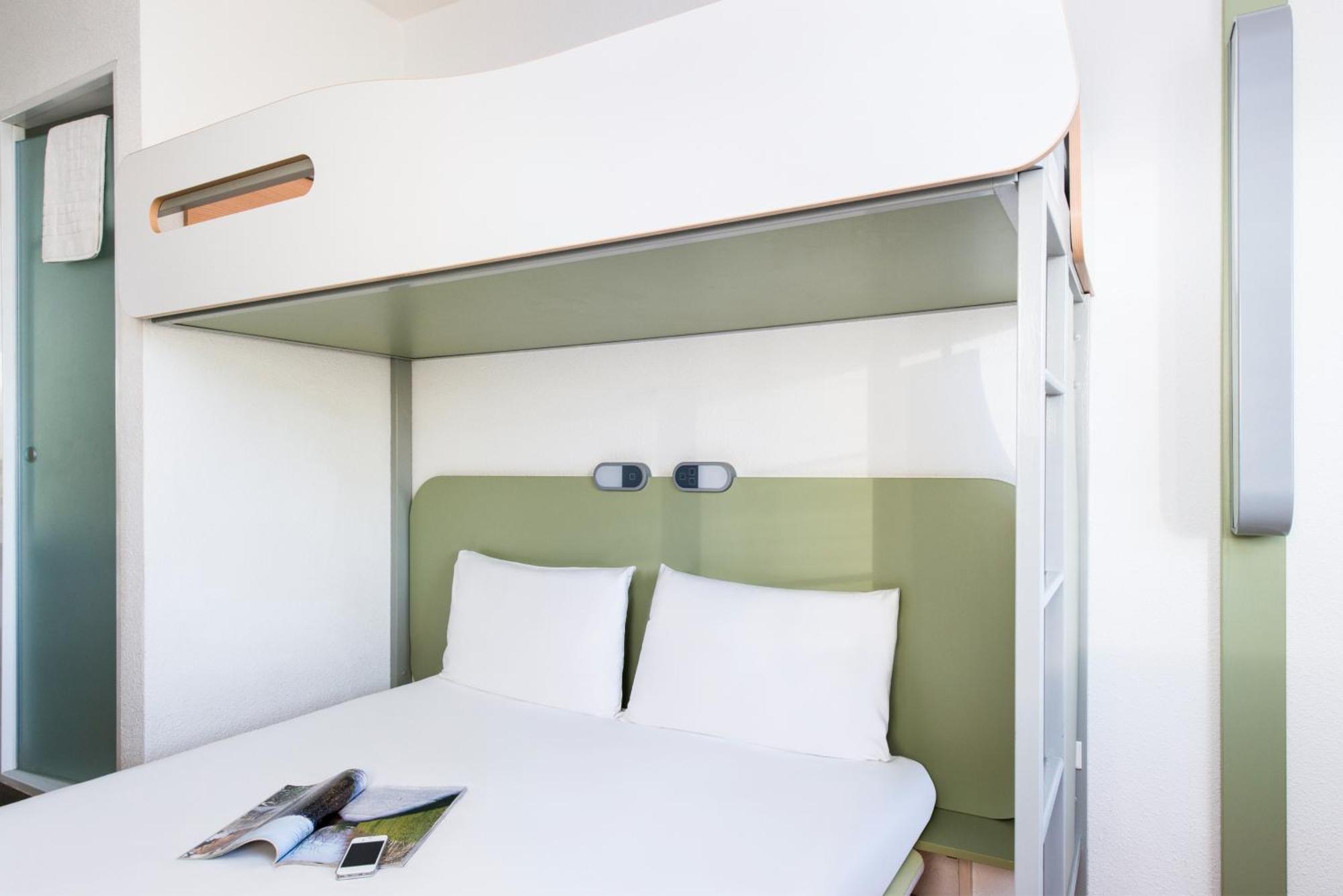 Habitación Triple con cama doble y litera
