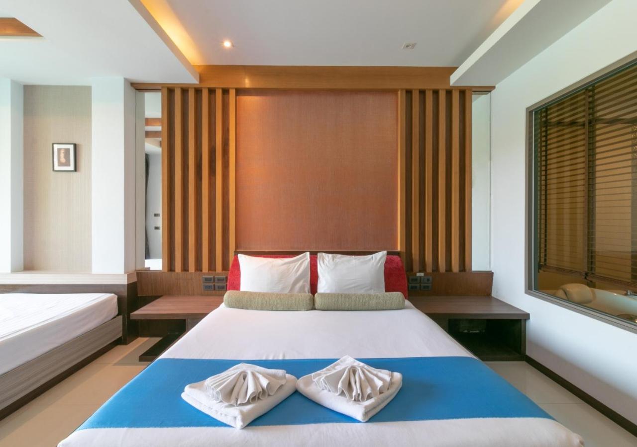 Habitación con cama extragrande y vistas a la piscina