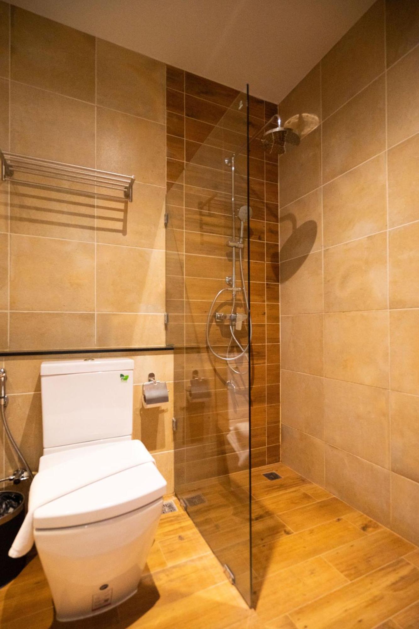 Deluxe twin with balcony (wooden ceiling)