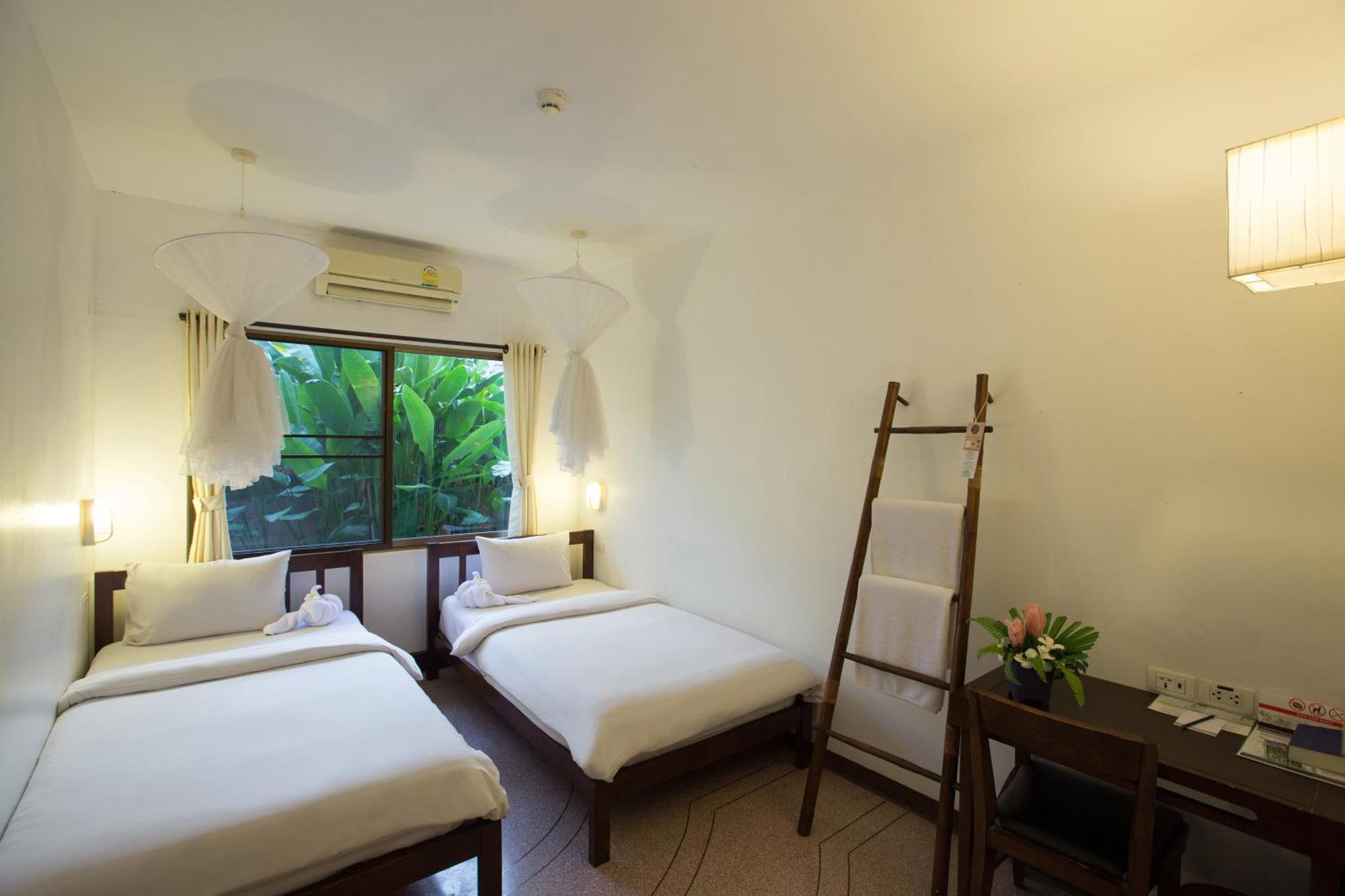 Twin Beds Room - Shared Bathroom