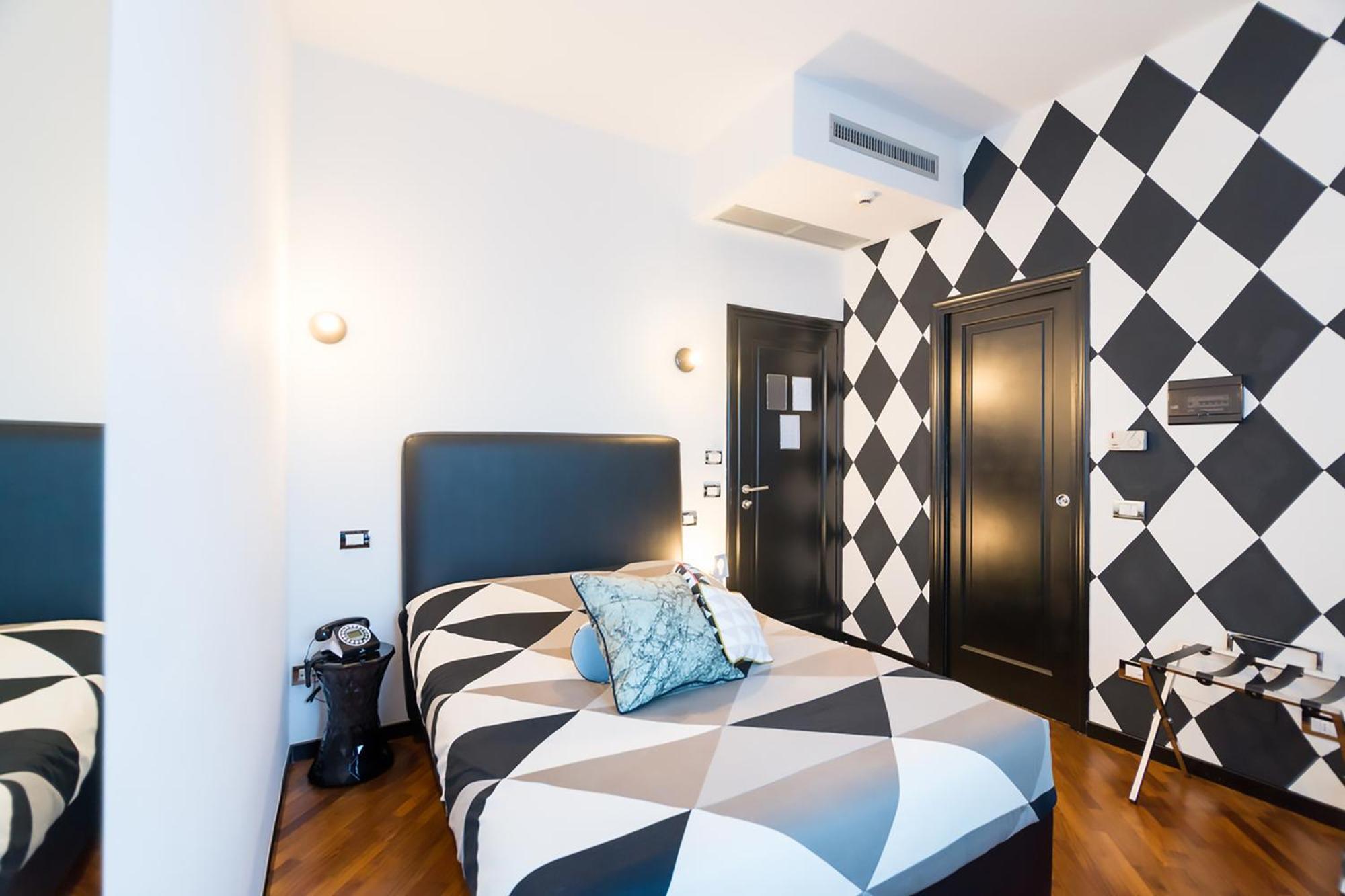 Tweepersoonskamer met klein tweepersoonsbed
