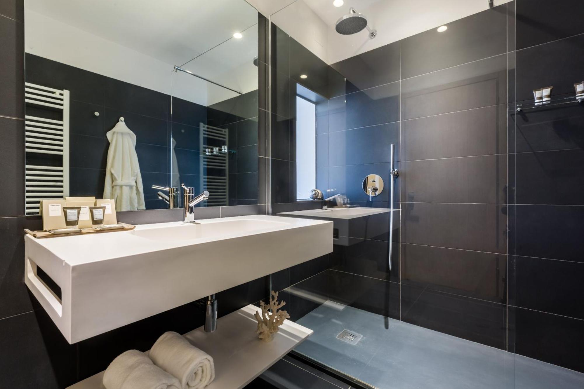 Standard Dreibettzimmer mit Seeblick