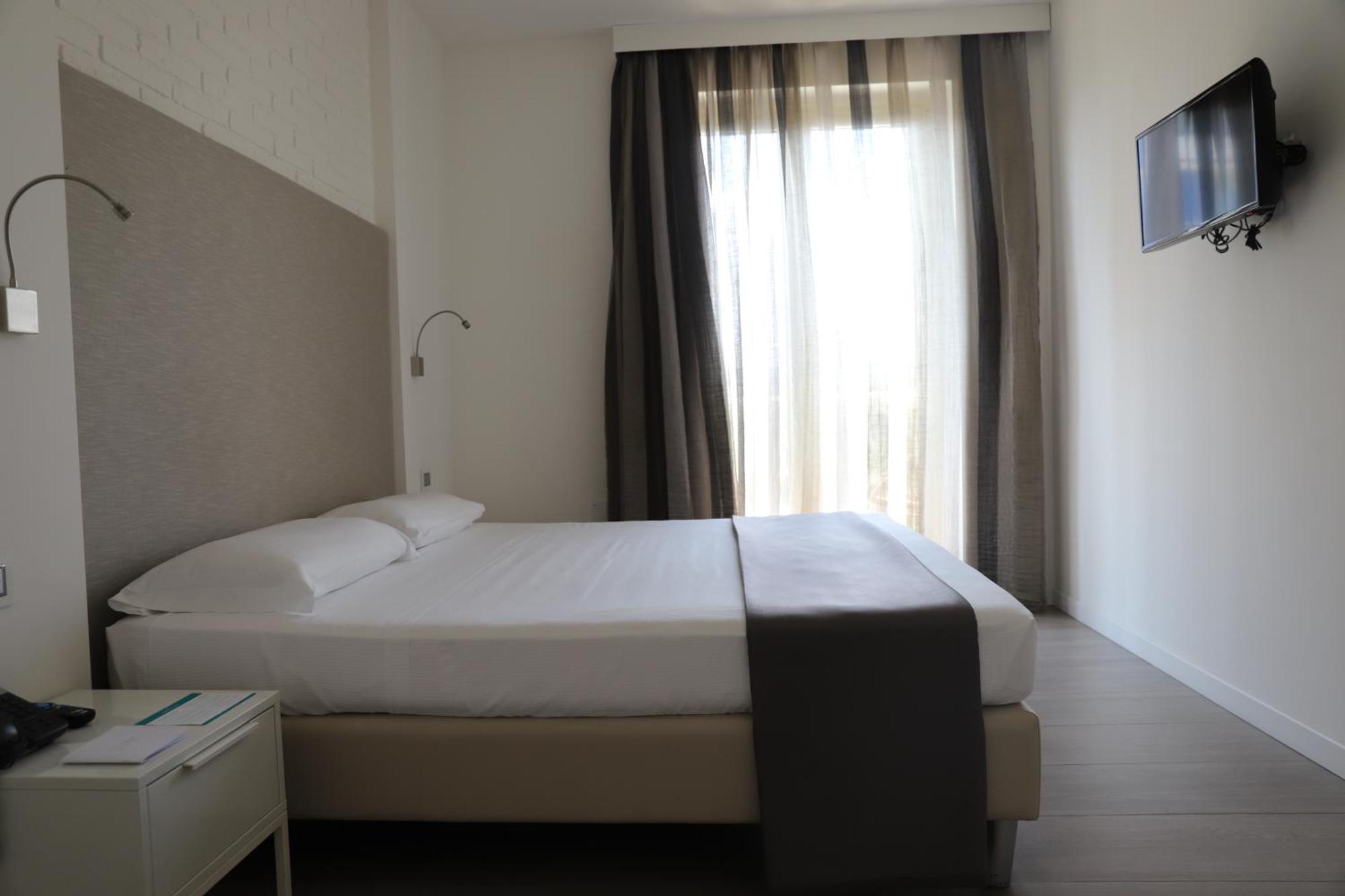 Comfort Double Room with lateral Sea View