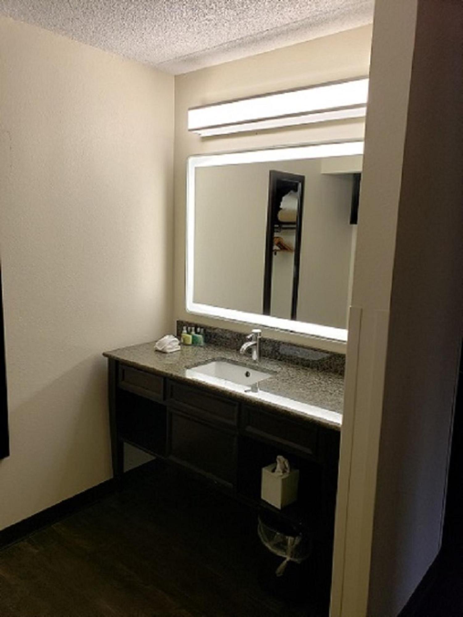 Two Queen Beds Balcony or Patio Complimentary Happy Hour M-Sa