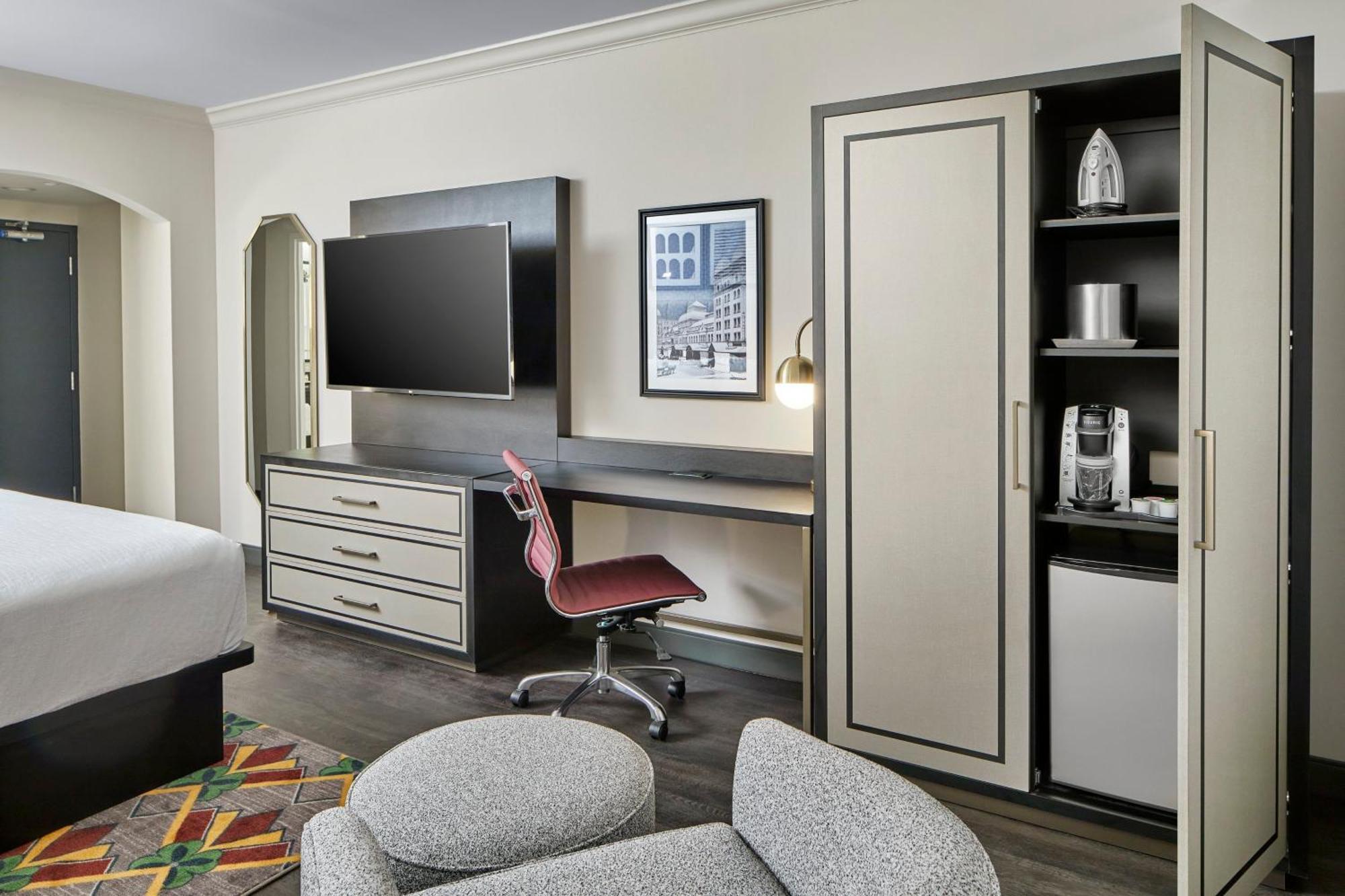 Standard King Room with Mobility Accessible Tub