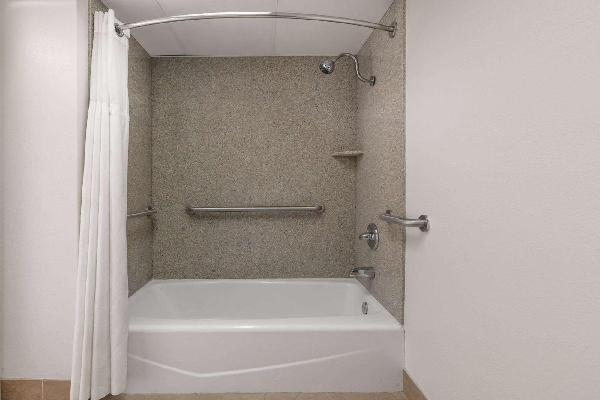 One-Bedroom King Suite - Non-Smoking