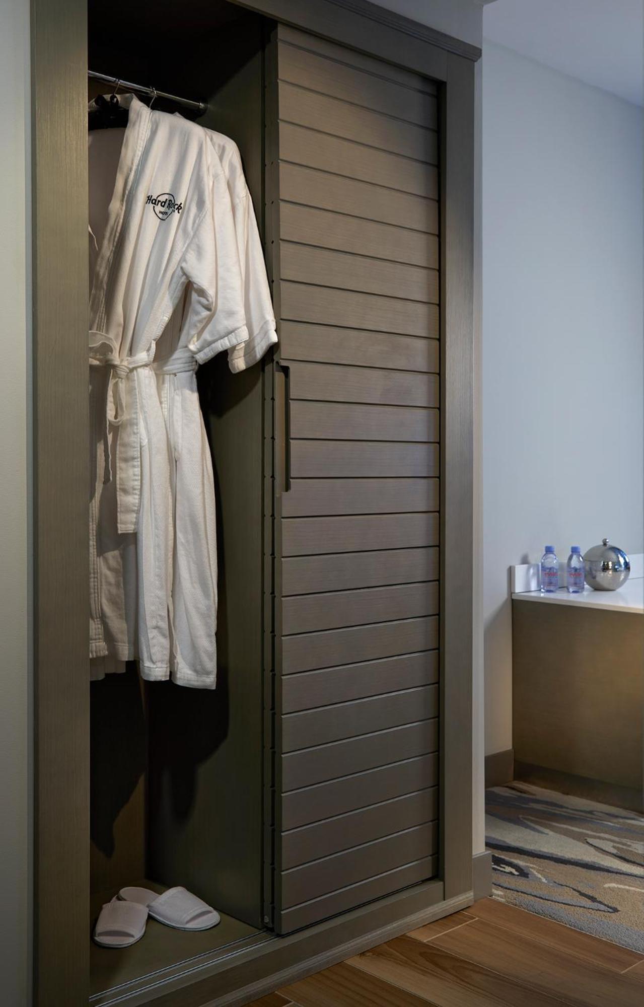 Suite mit Kingsize-Bett und Stadtblick