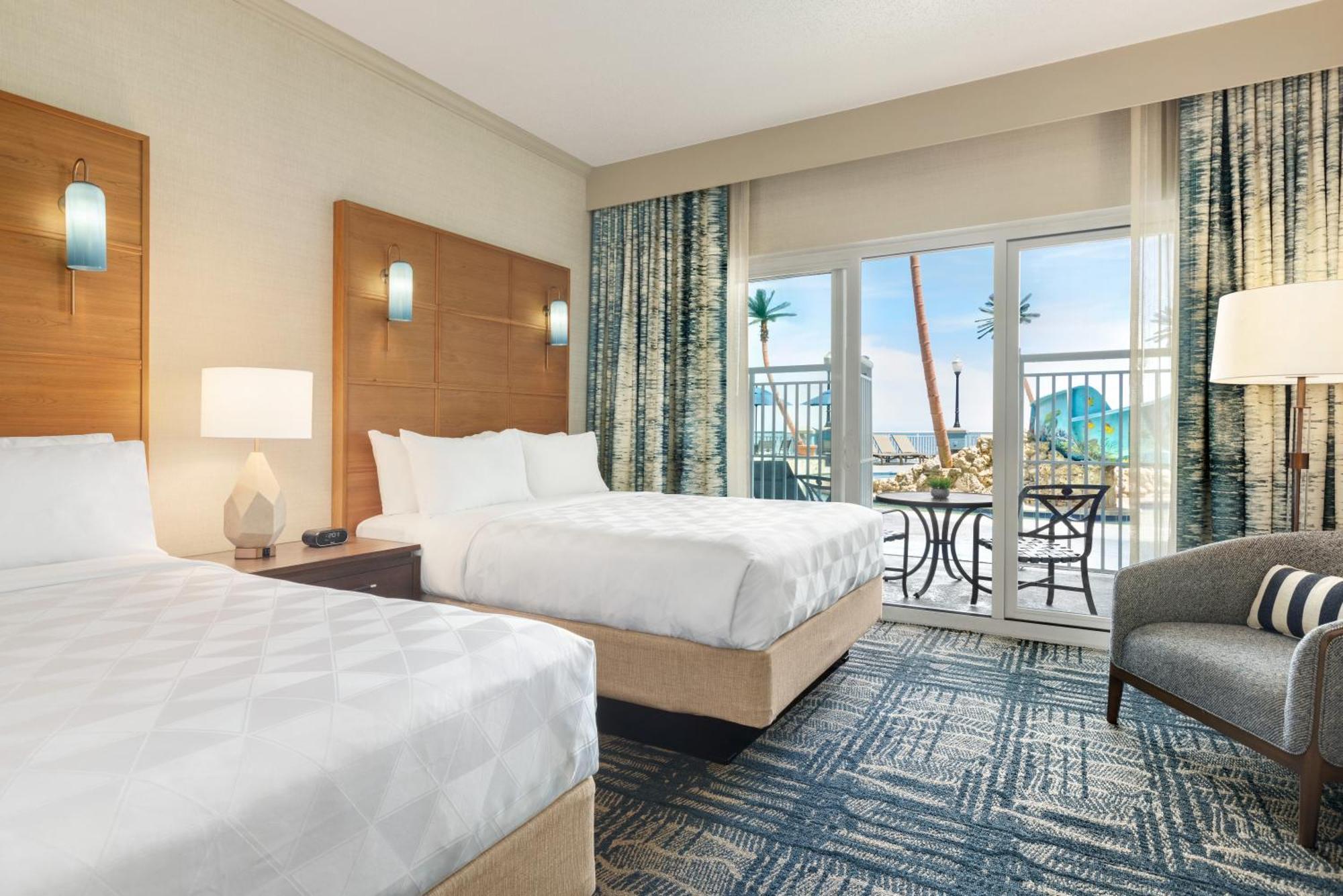 Suite con cama grande y vistas a la piscina