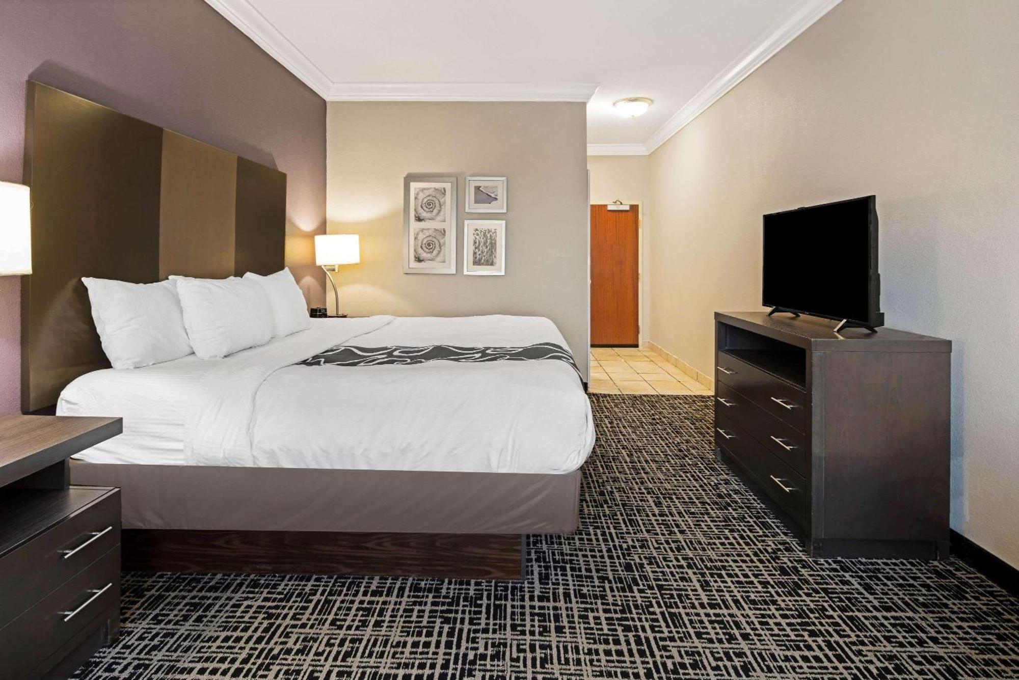 1 King Bed, Mobility/Hearing Accessible Room, Bathtub w/ Grab Bars, Non-Smoking