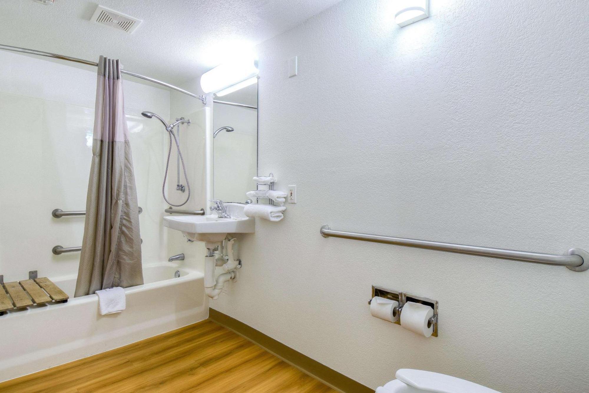 Queen Room with Two Queen Beds - Disability Access - Roll In Shower