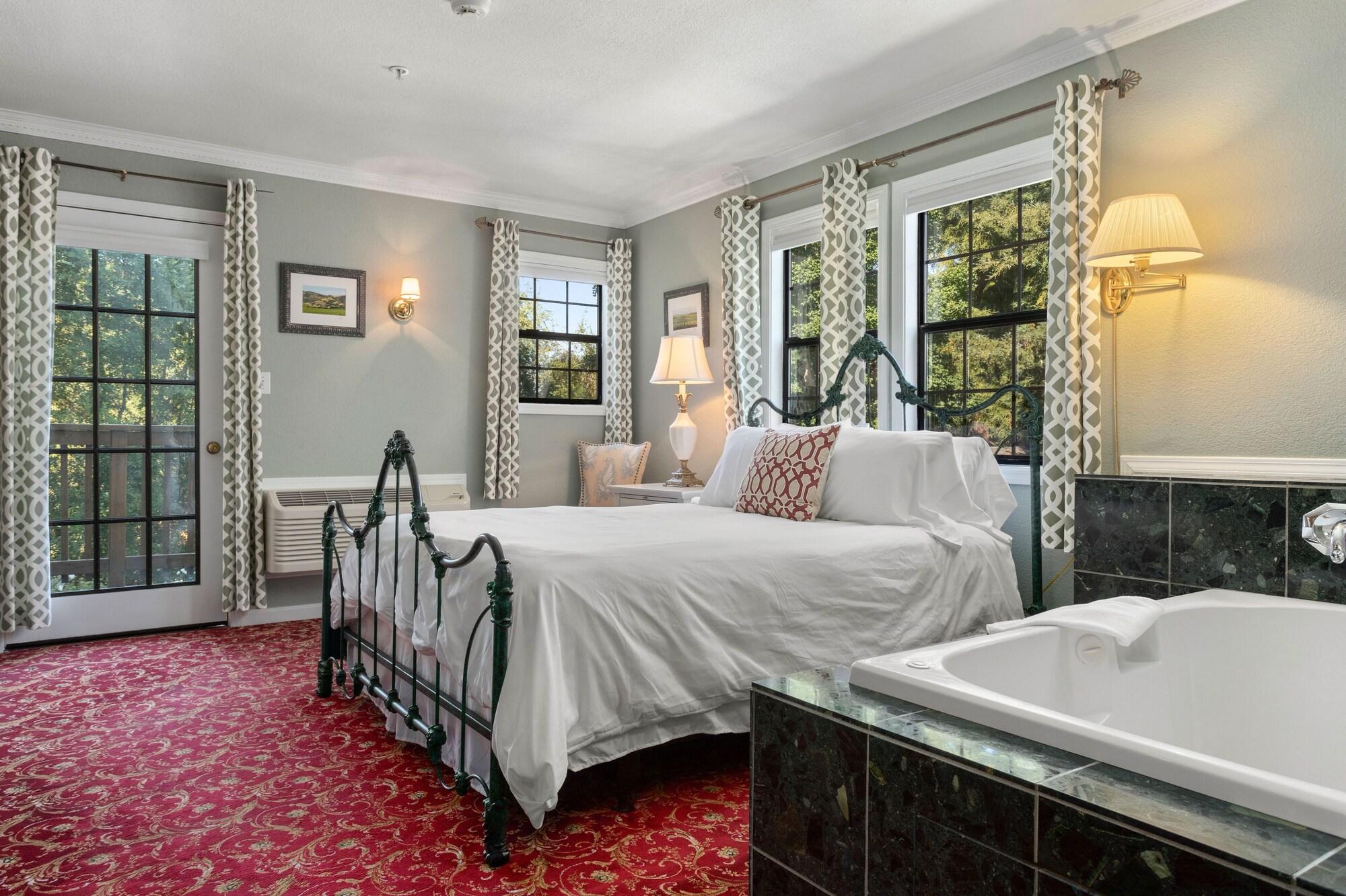 Habitación con cama grande y bañera de hidromasaje