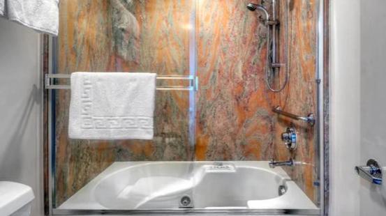 King Suite Spa Bath,1217693449:JPEG