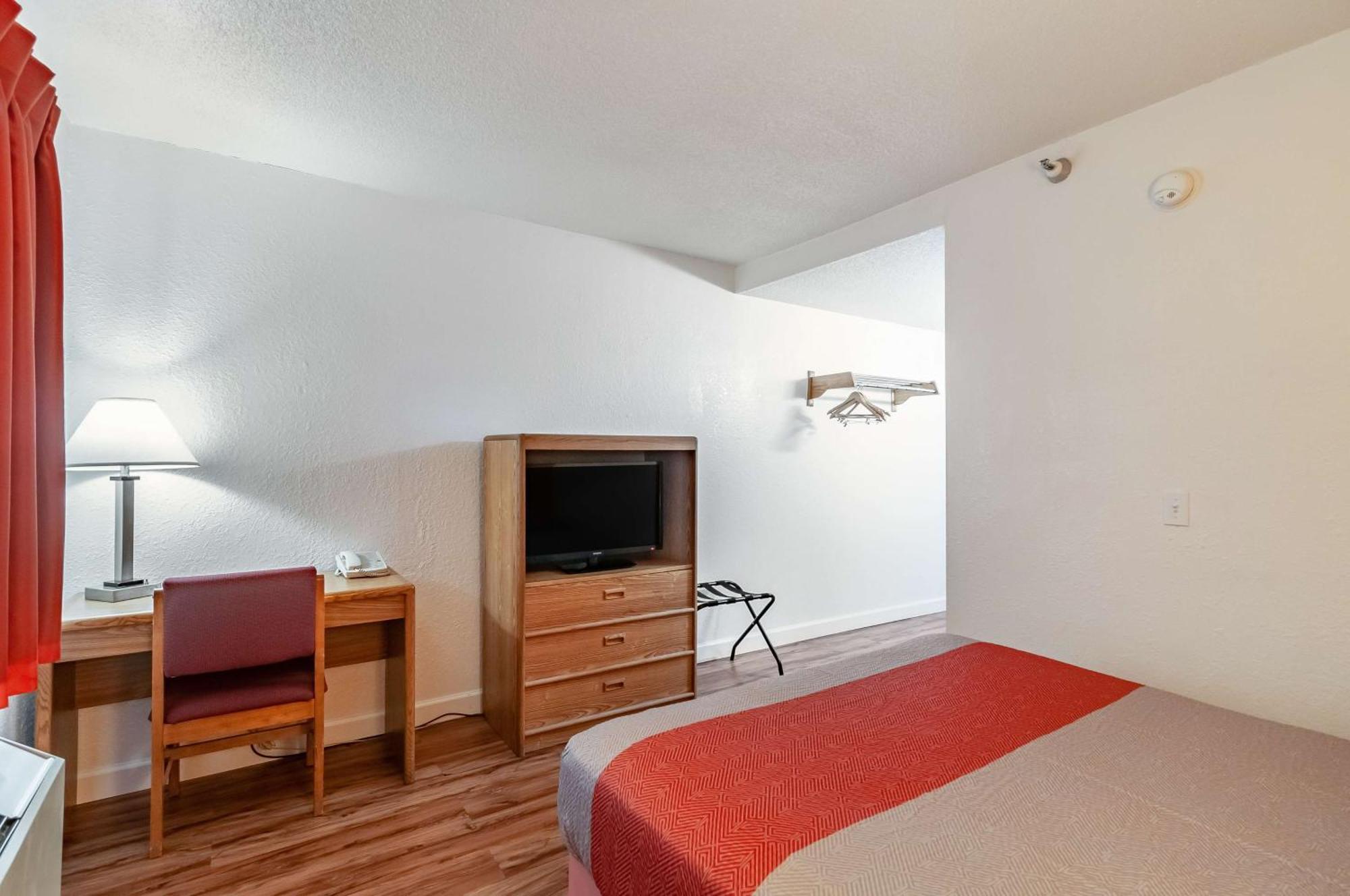 Queen Room with Spa Bath - Non-Smoking