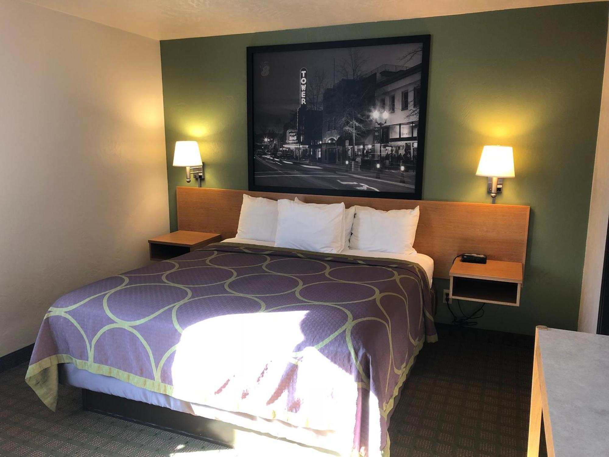 Queen Room - Pet Friendly/Non-Smoking