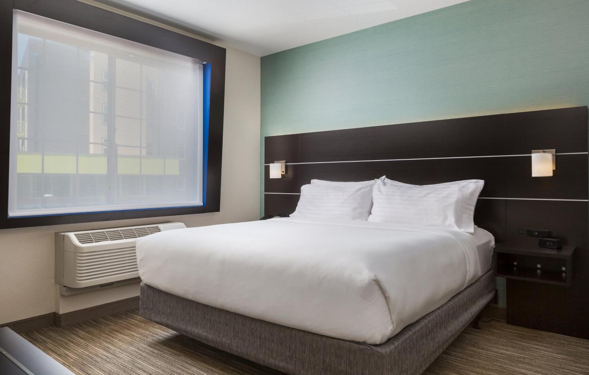 One-Bedroom King Suite with Communications Accessible Roll-In Shower