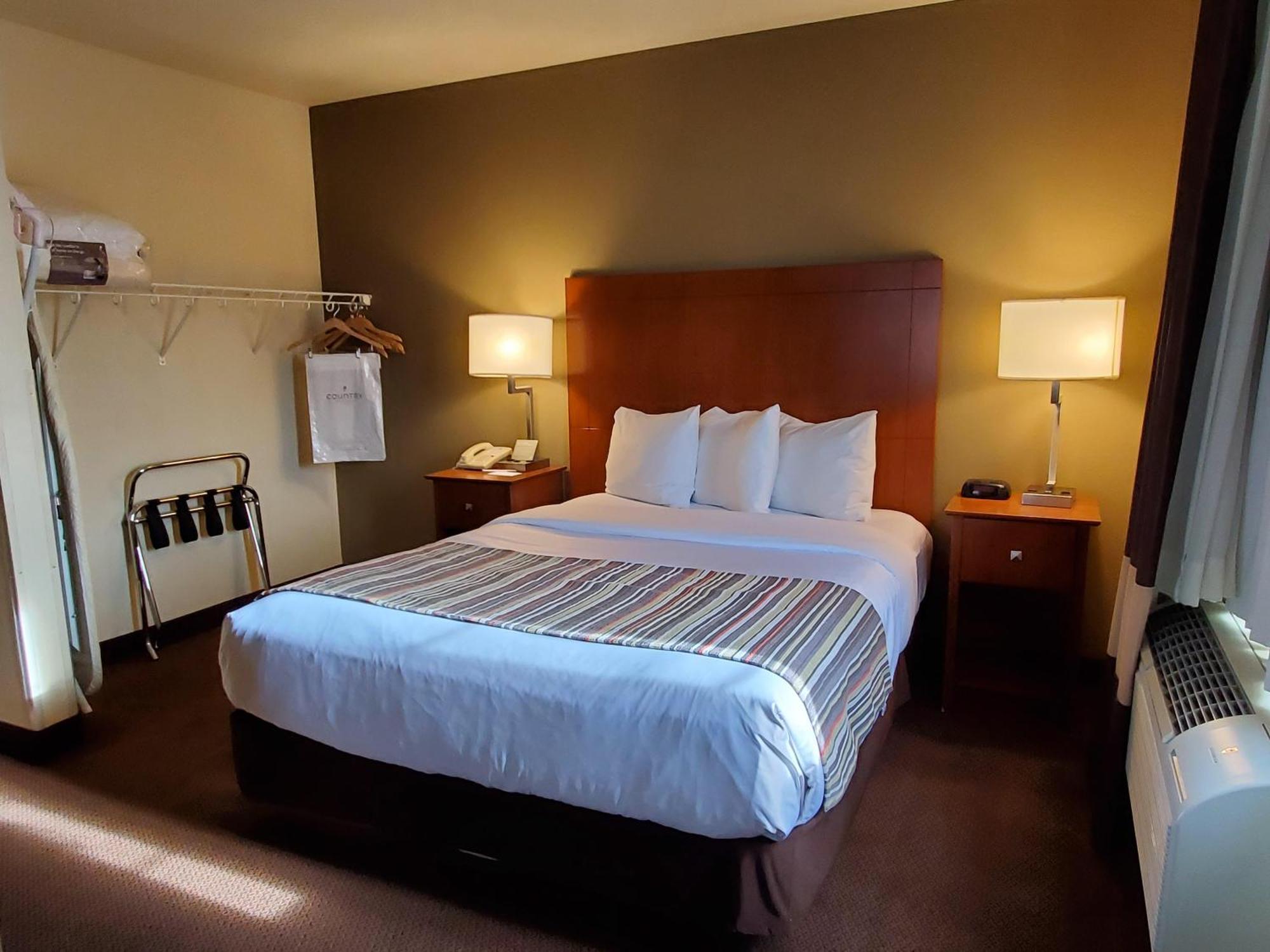 One-Bedroom Queen Suite - Disability Access/Non-Smoking