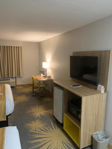 Queen Room - Mobility Access/Smoking