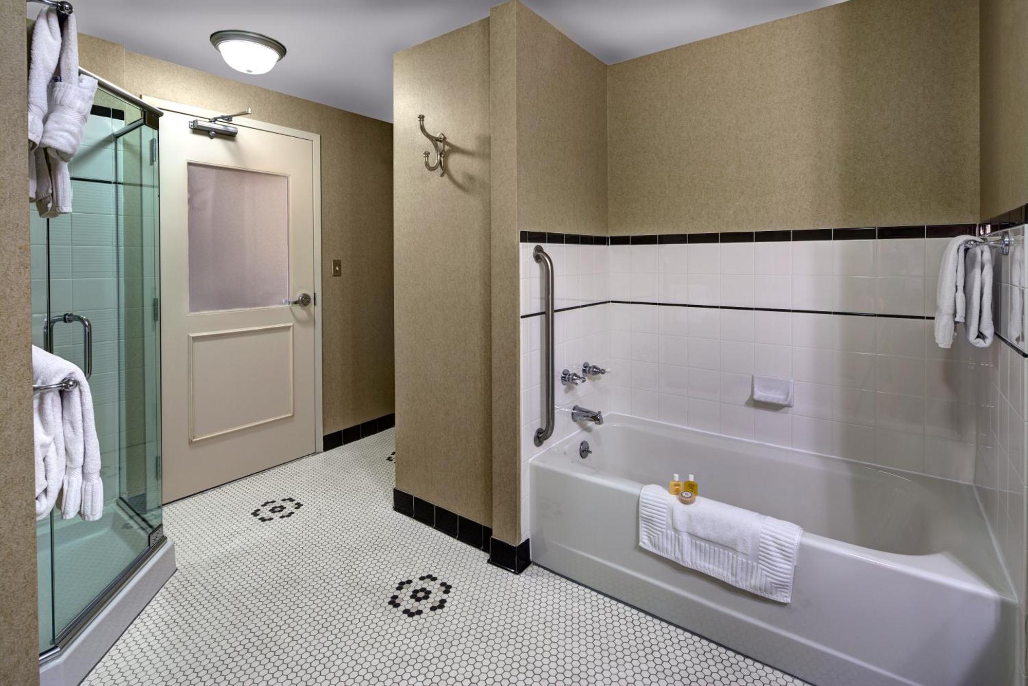 Executive Suite - Non-Smoking