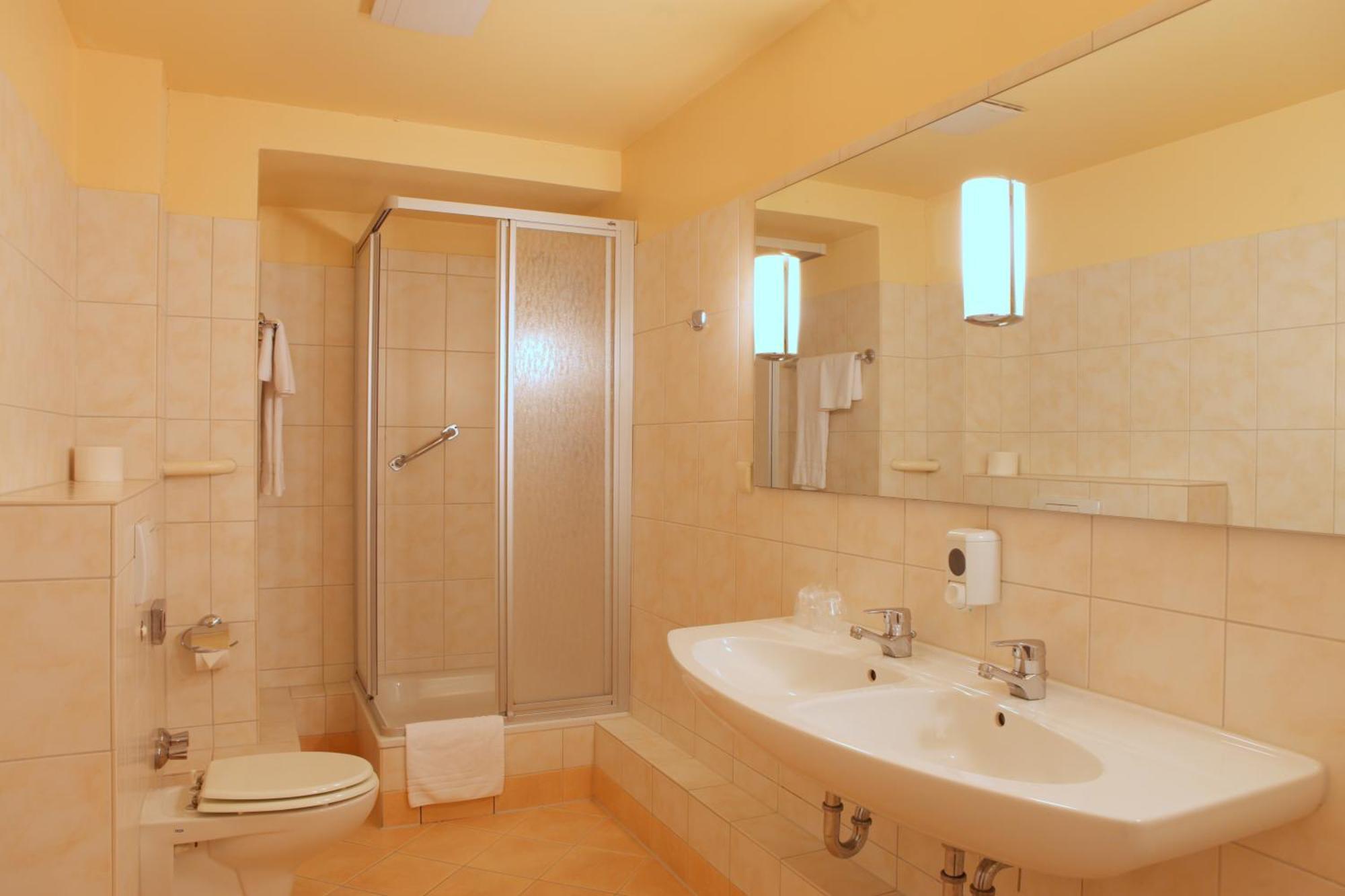 Comfort Double Room Shower,1219115647:JPEG