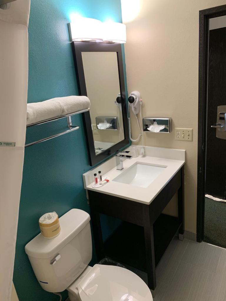 Studio Suite with Three Queen Beds - Non-Smoking