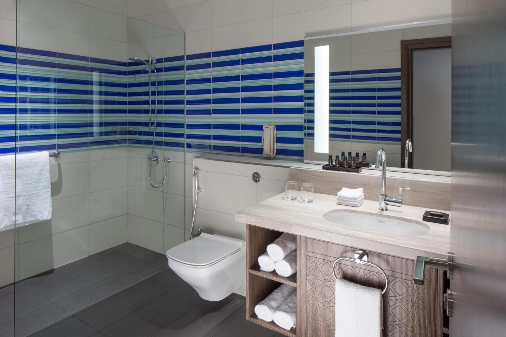Oasis King • Free Beach & Outlet Mall Shuttle • 10% Off Dining • Ideal Getaway!,1306037320:JPEG