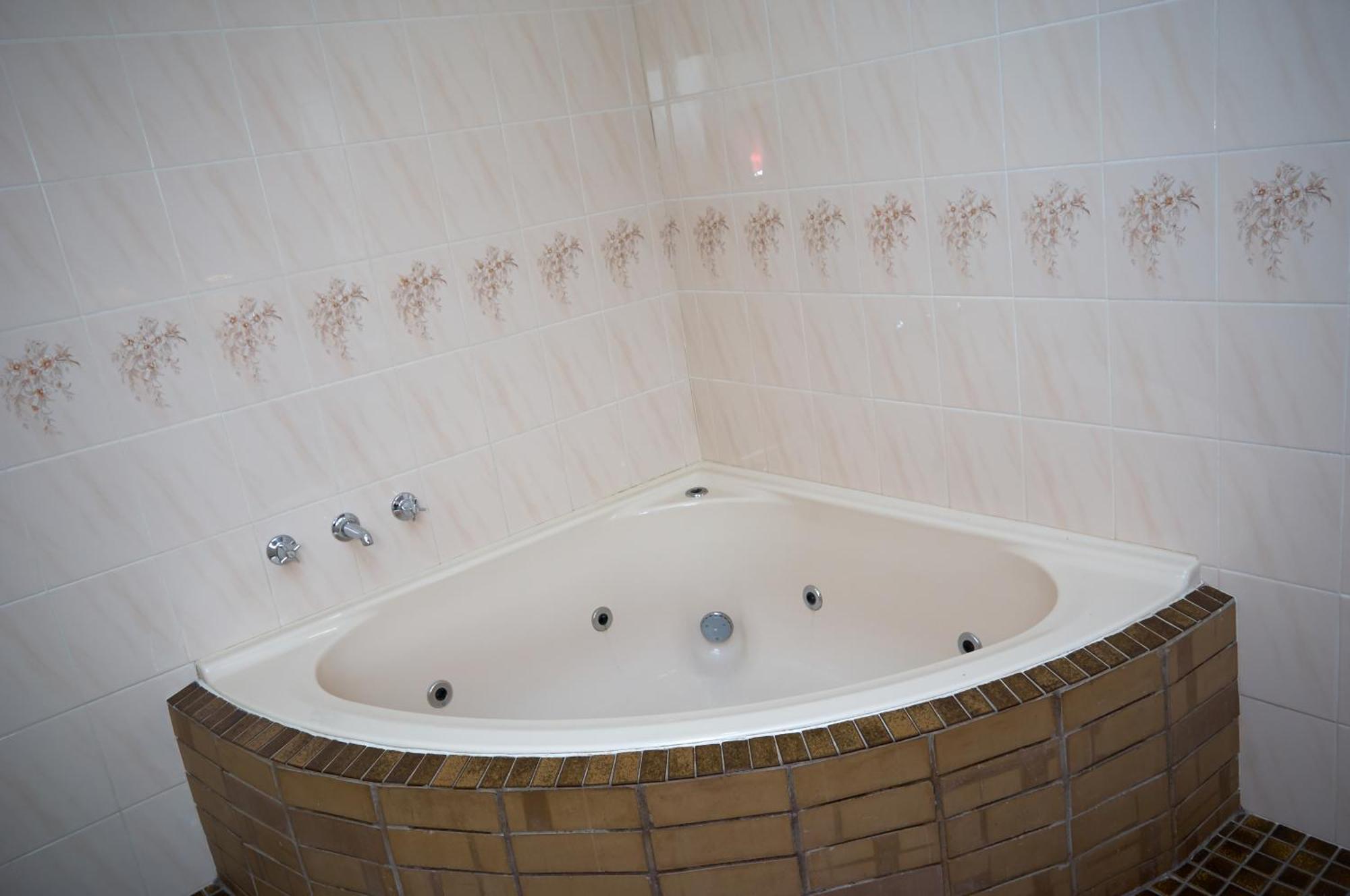 Queen Room with Spa Bath