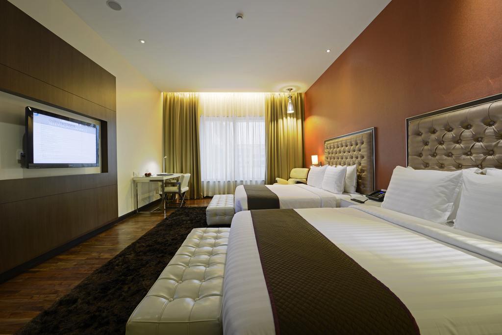 Deluxe Queen Family Room