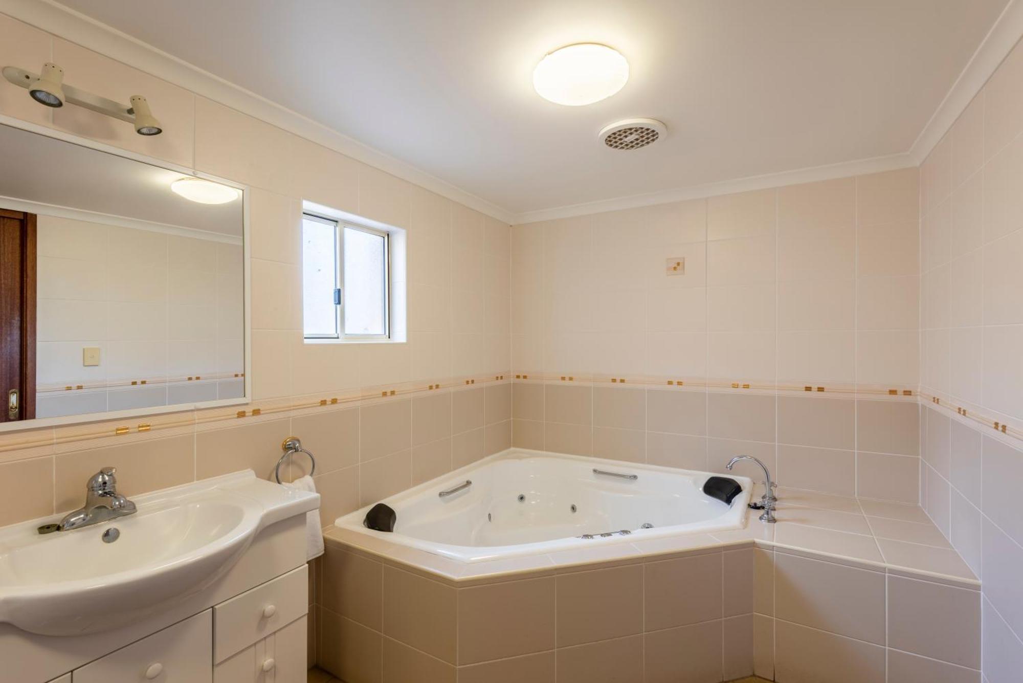 Executive King Room with Spa Bath