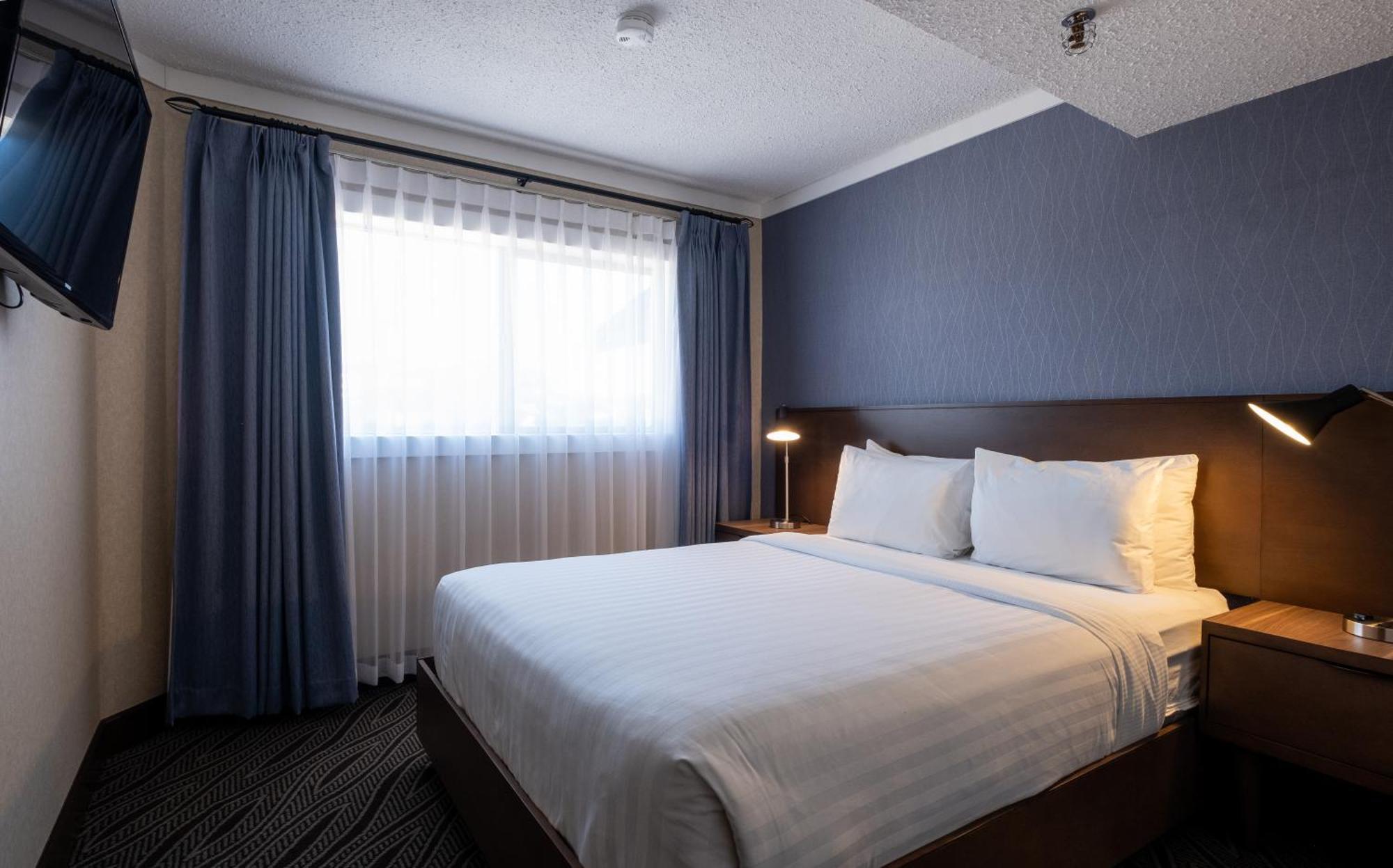 Queen Suite with Sofa Bed and Mountain View