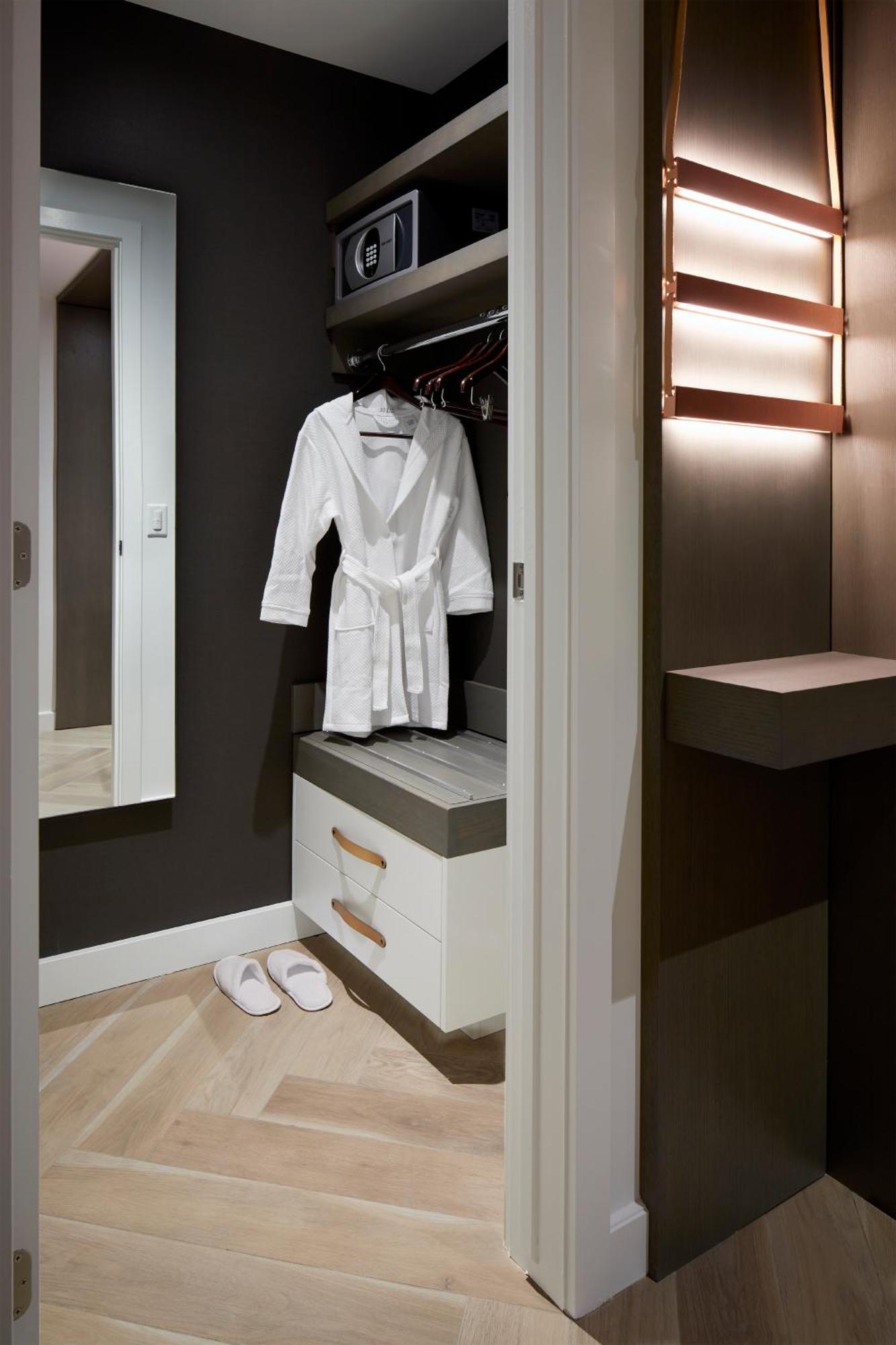 Habitación con cama extragrande.