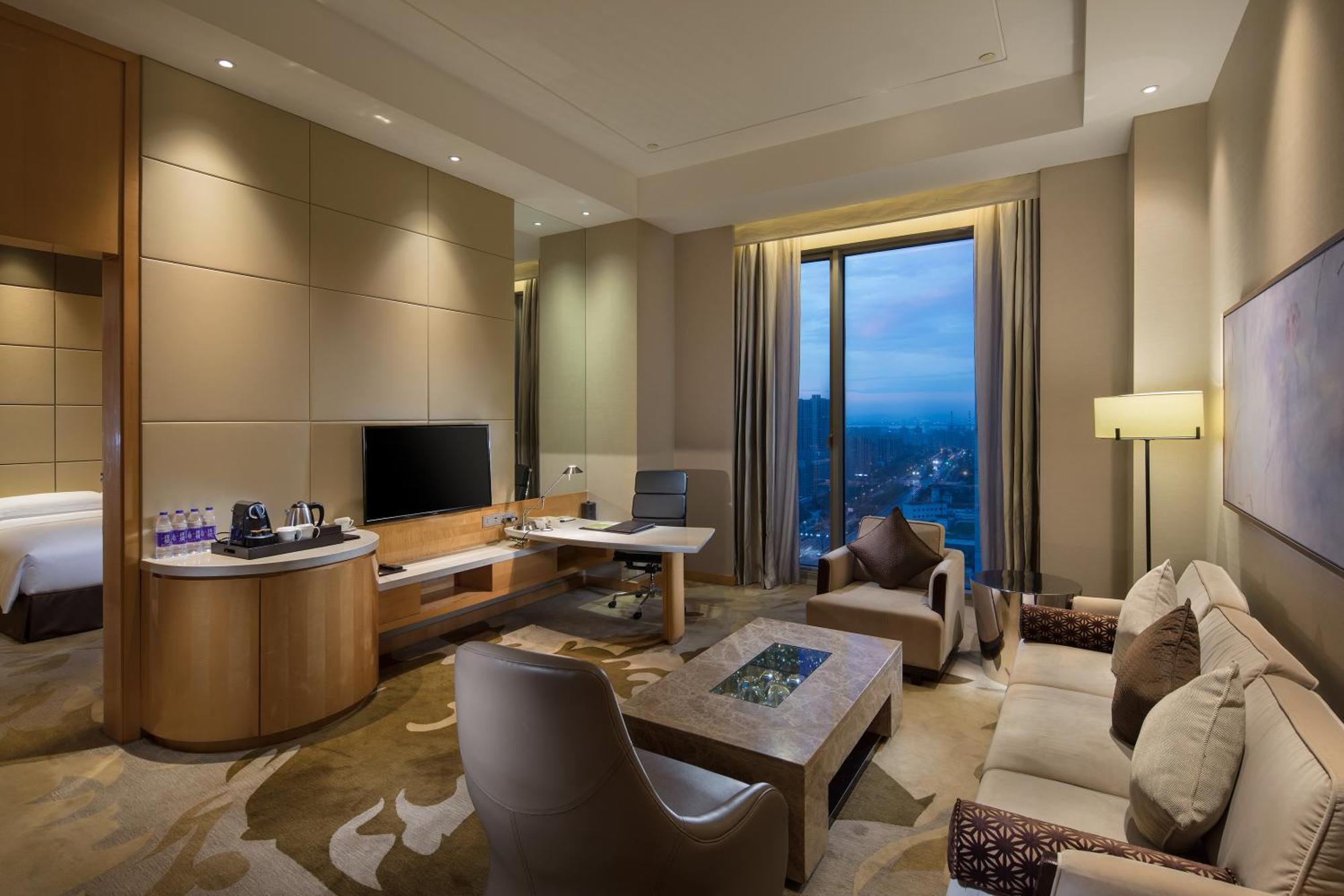 Deluxe King Suite - Lounge Access