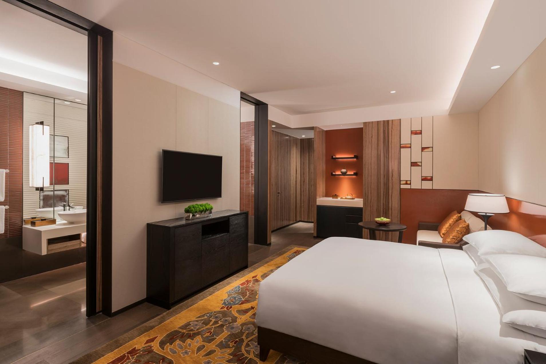 Connecting Family Room with One King Bed, Two Twin Beds and Club Access