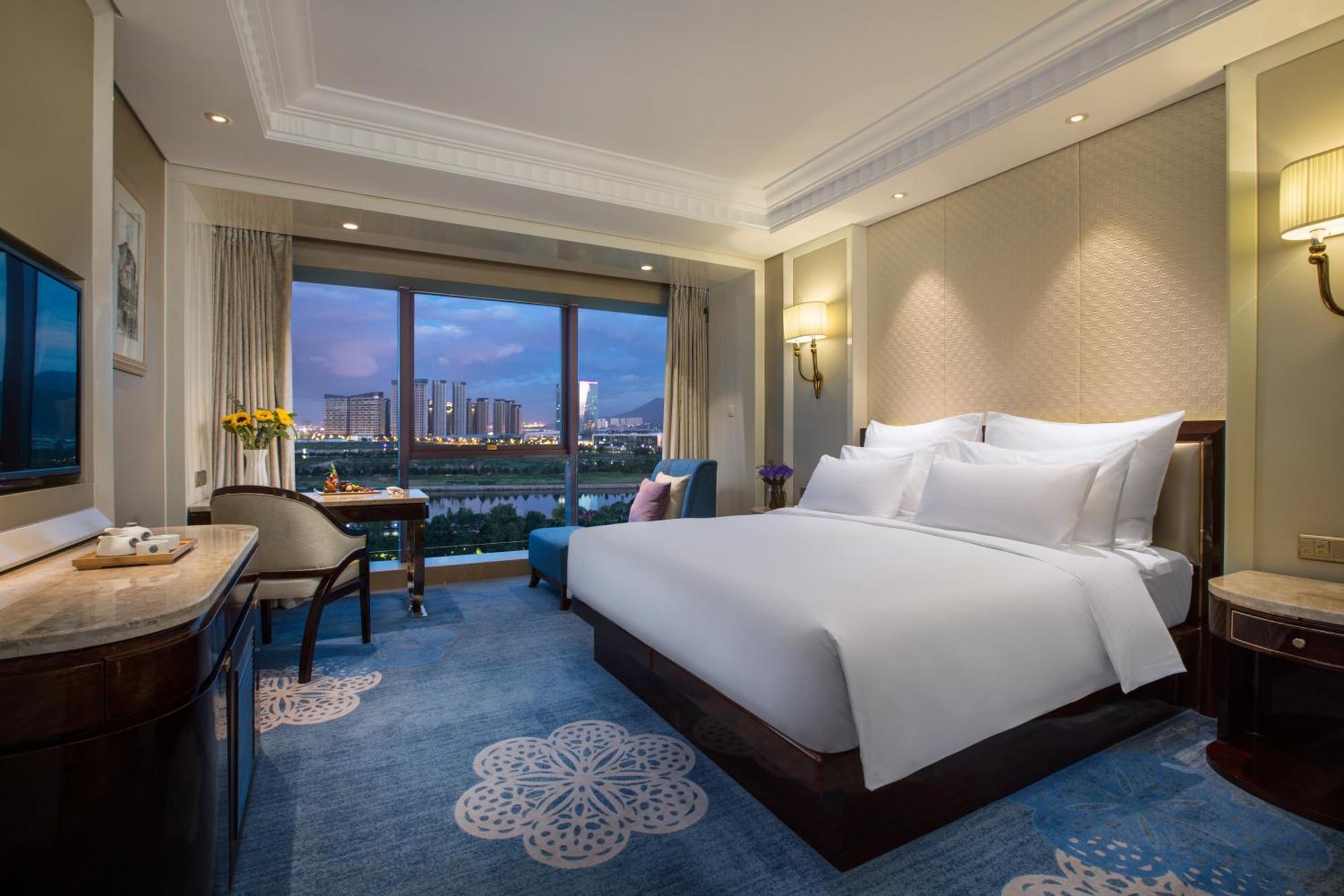 Queen Room - Non-Smoking River view