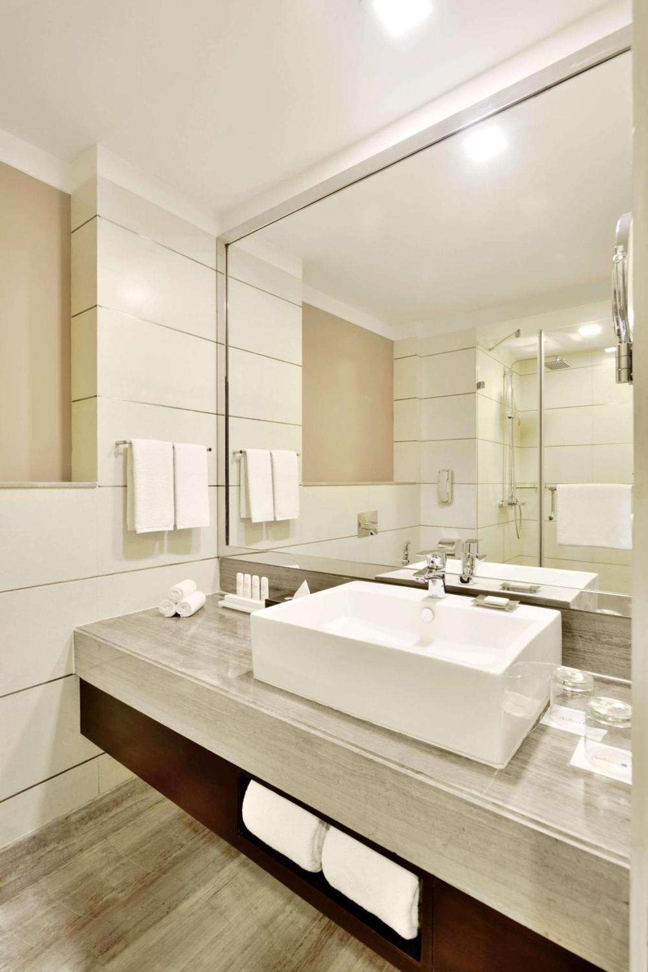 Deluxe Room with INR 1000 beverage credit (min. spend ₹3,500), 20% off on F&B and 2 beers per stay
