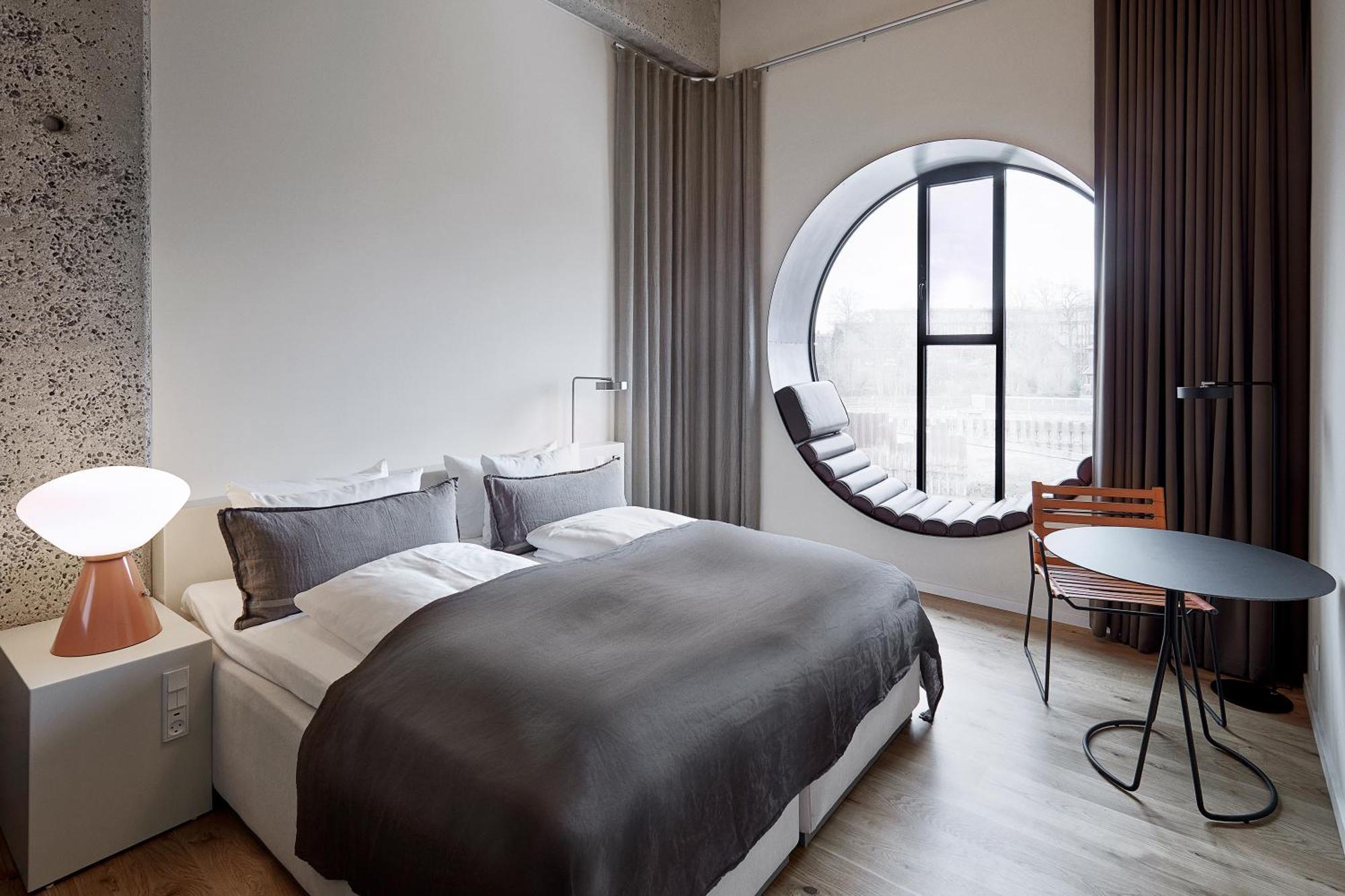 Deluxe Double Room Round Window,1224004357:JPEG