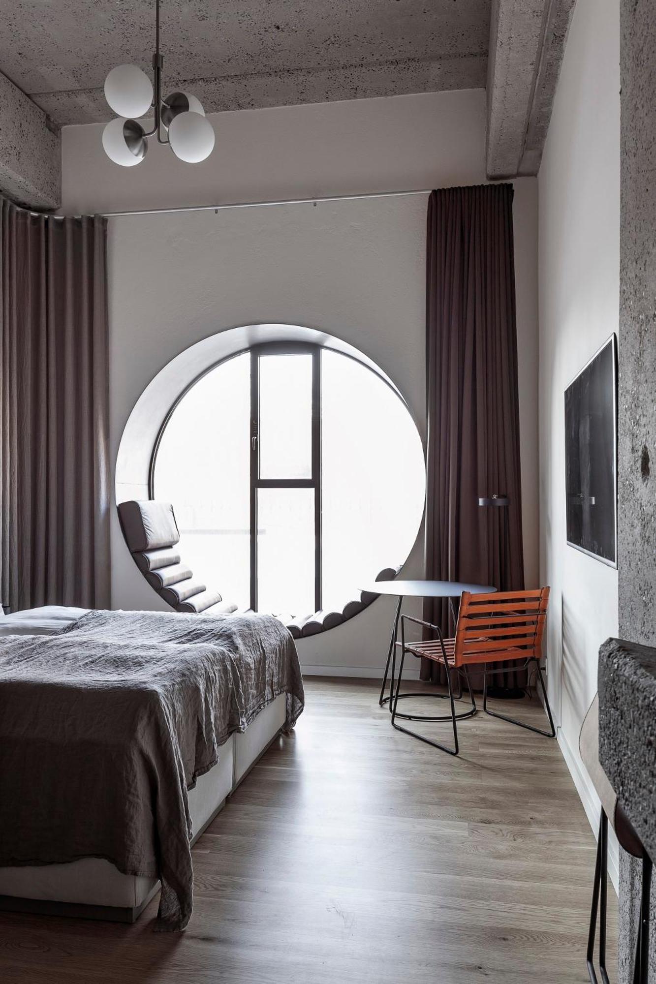 Deluxe Double Room Round Window