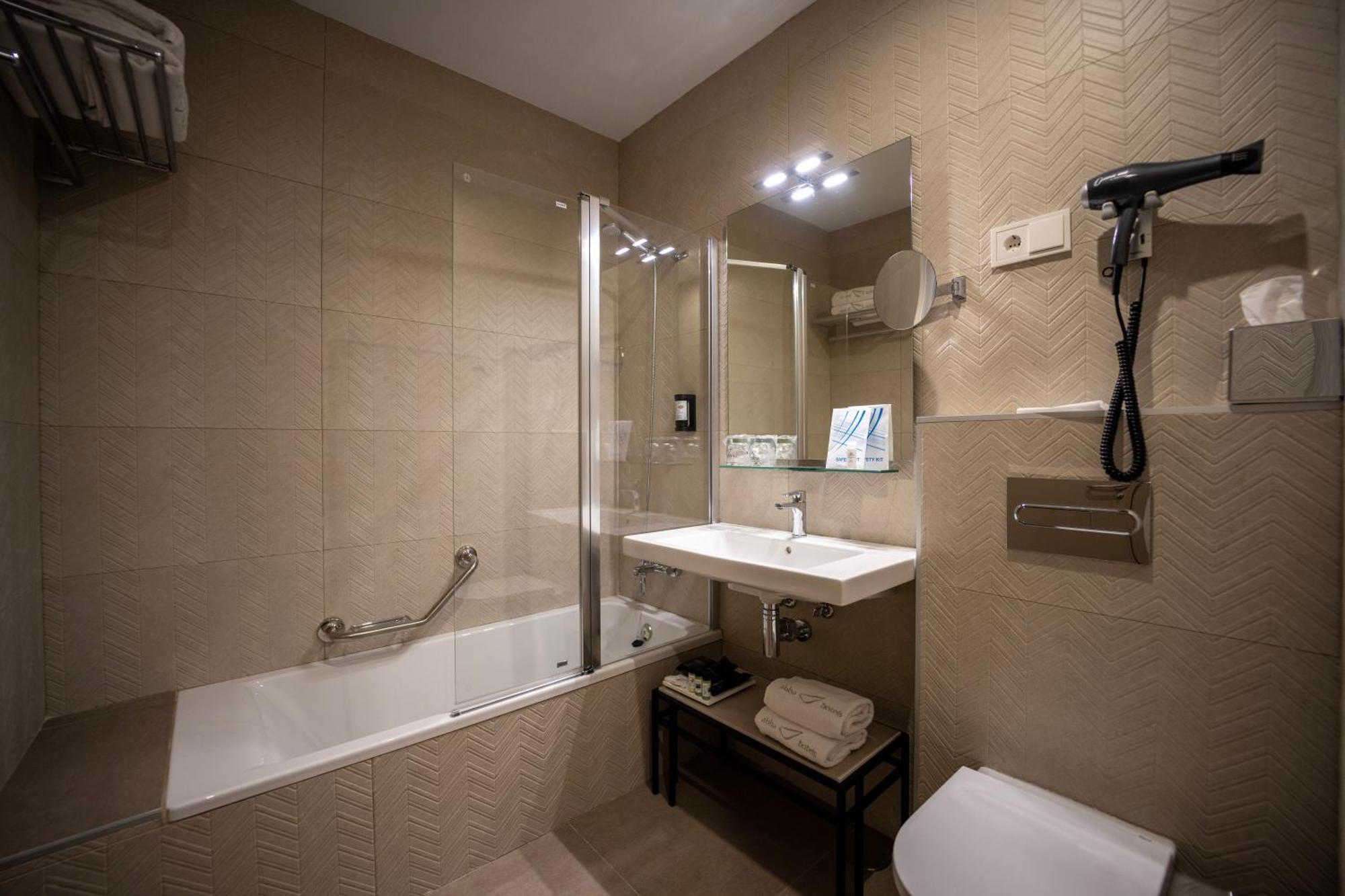Deluxe Double or Twin Room,1224474370:JPEG