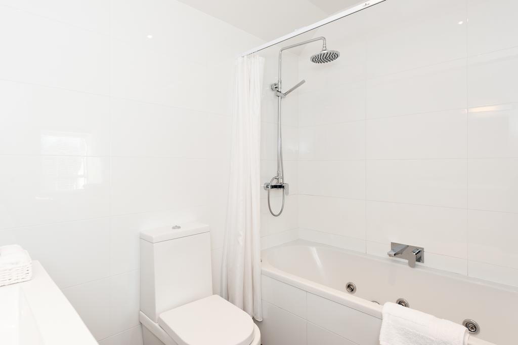 One-Bedroom King Suite with Spa Bath