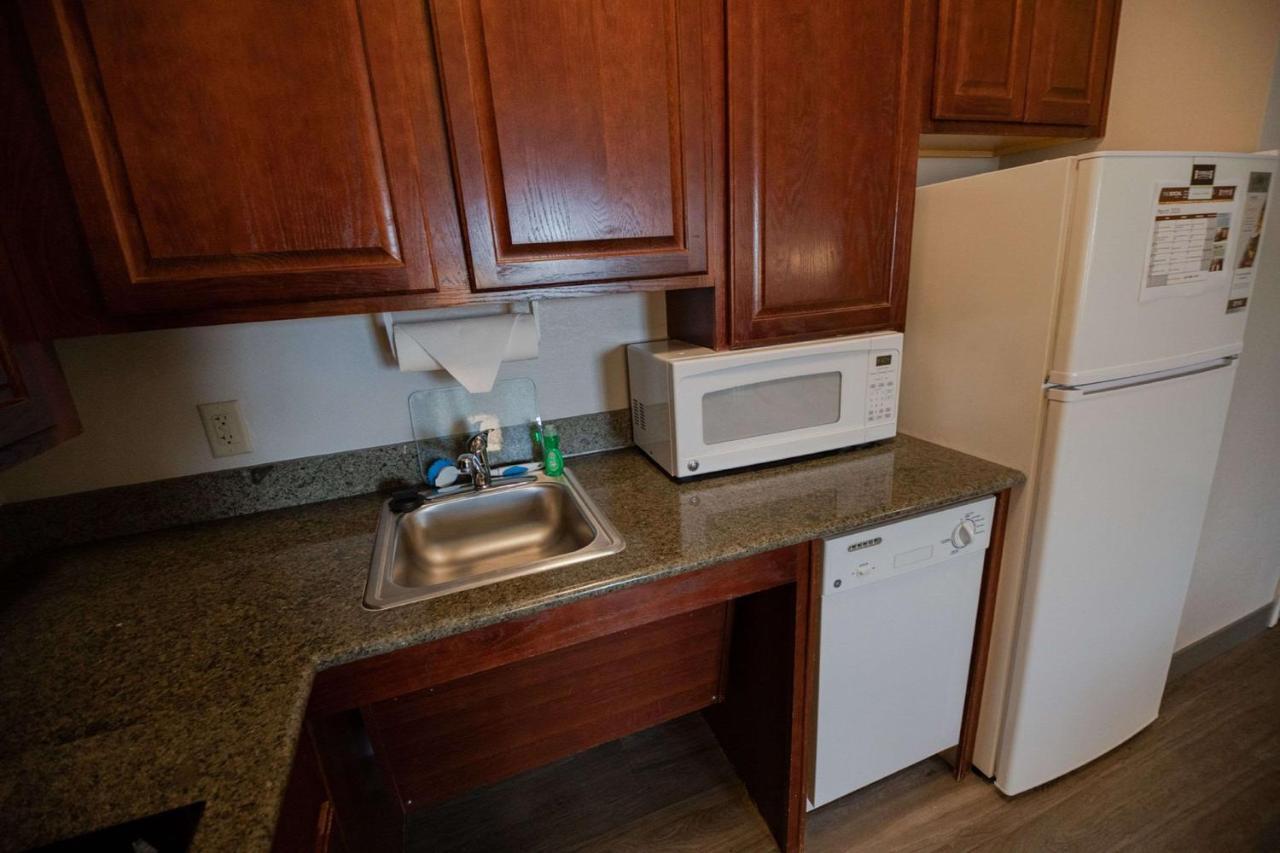 One-Bedroom Queen Suite with Roll-In Shower - Mobility Accessible