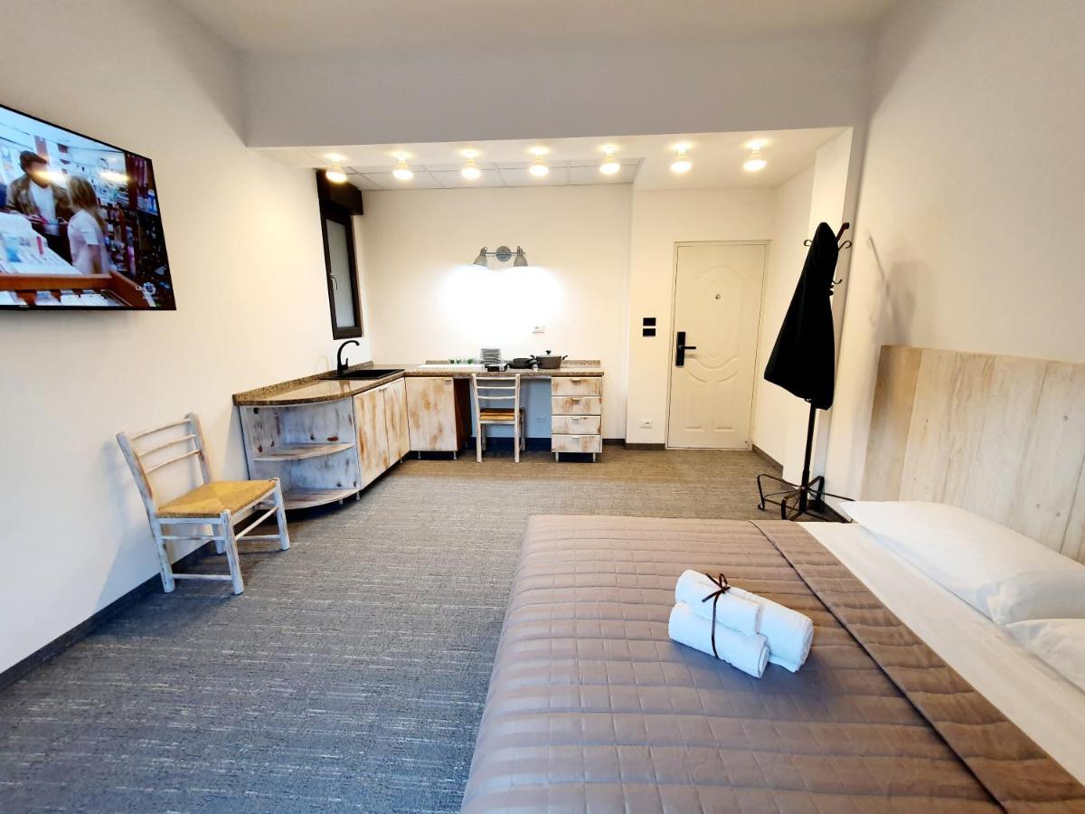 Standard Doppelzimmer mit Gemeinschaftsbad und Küchenzeile
