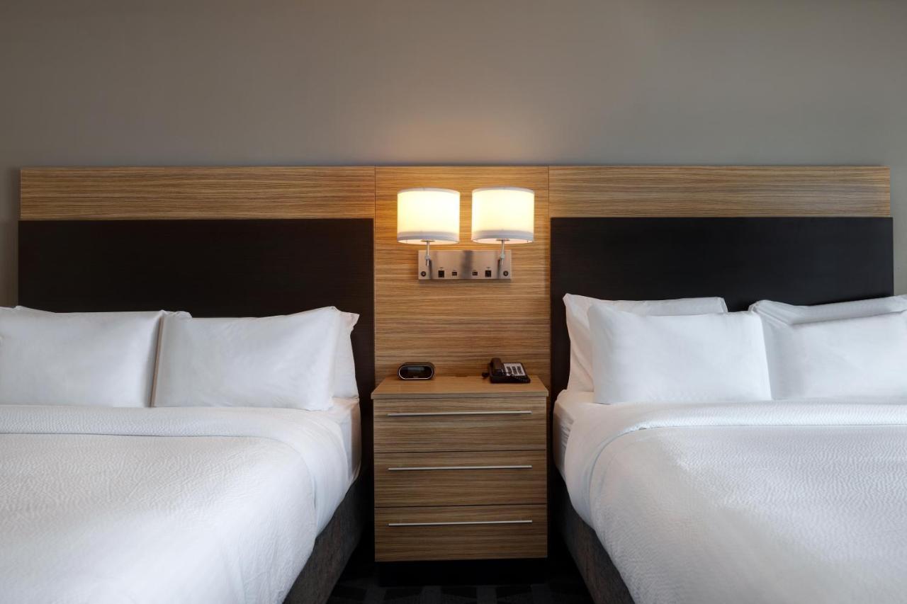 Studio with Two Queen Beds - Hearing Accessible