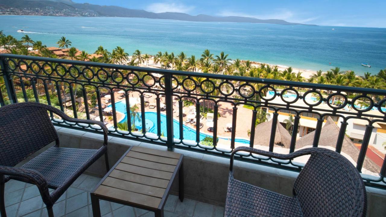 Quarto Superior com Cama King-size e Vista Parcial do Mar