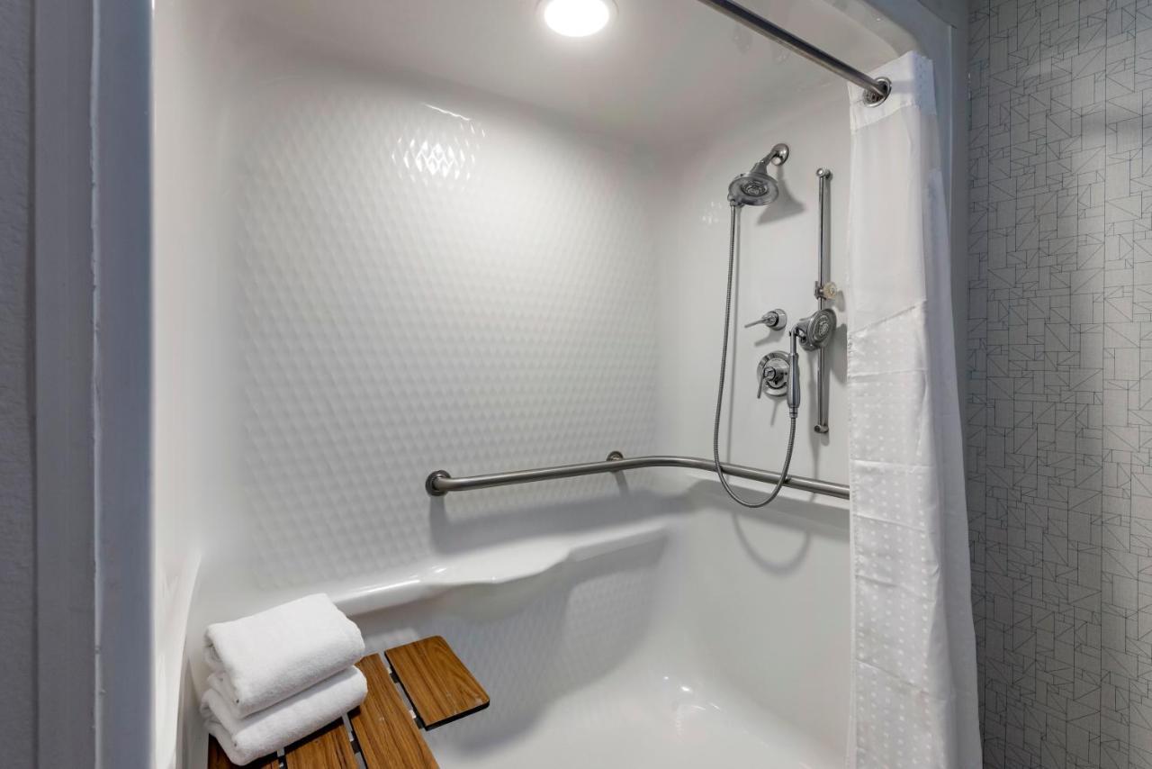 Standard King Room with Roll-in Shower - Mobility Accessible