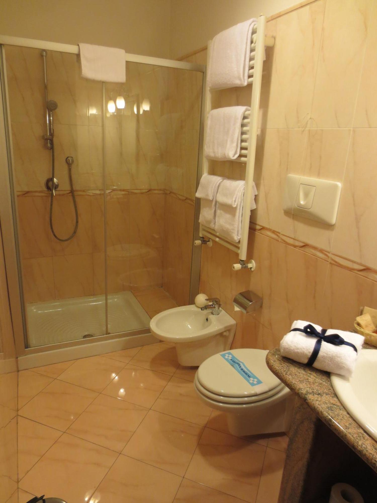 Twin Room,1498495309:JPEG