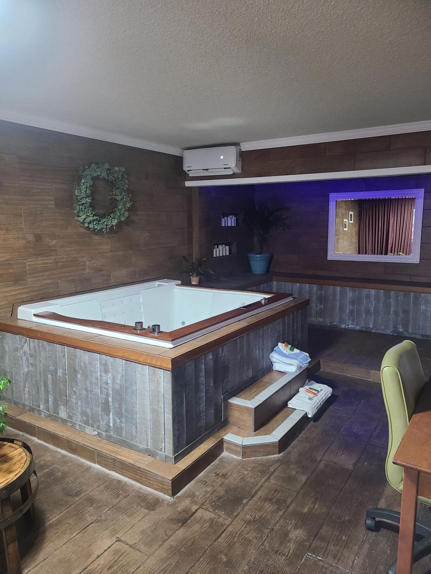 One-Bedroom King Suite with Spa Bath