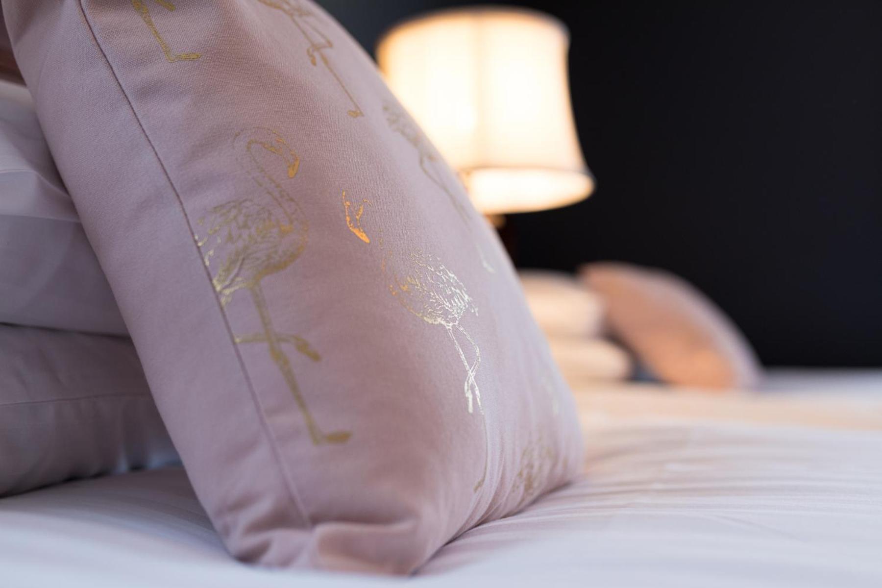 Tweepersoonskamer met 2 Aparte Bedden en Eigen Badkamer