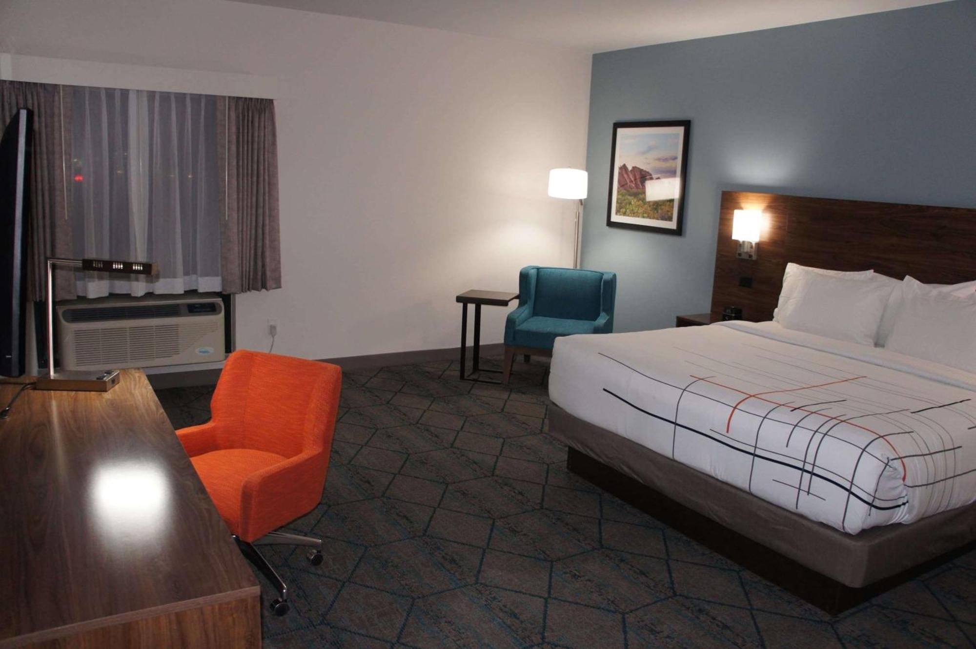 Deluxe King Room with Bathtub with Grab Bars - Mobility Accessible/Non-Smoking